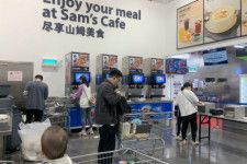 中国政府は昨年中盤から景気浮揚のために一連の政策を打ち出している。写真は杭州の大型スーパー。