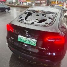 中国東部の浙江省義烏で25日、激しいひょうが降り、車の窓ガラスが割れるなどの被害が相次いだ。