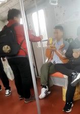 中国・上海市の地下鉄車内で、優先席に座った若者が高齢者に席を譲ることを拒否し、騒動になった。