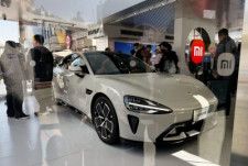 中国のハイテク大手、小米（シャオミ）は3月28日、電気自動車（EV）参入の第1弾モデルとなる小型セダン「SU7」を発売した。