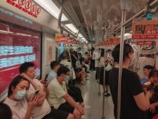 タス通信は、中国やロシアなど5カ国のシンクタンクが共同で発表した中国経済の見通しに関する報告書によると、中国は2035年ごろに米国を抜いて世界最大のエコノミーになると報じた。写真は南京の地下鉄。