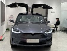 米電気自動車（EV）大手テスラのイーロン・マスク最高経営責任者（CEO）は5日、同社が中国メーカーとの競争が激化する中で新型の低価格車の開発を中止したとするロイター通信の報道を否定した。