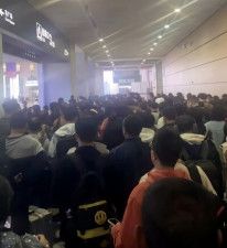中国・浙江省杭州市の駅で利用客が集中し、一時危険な状況が発生したようだ。
