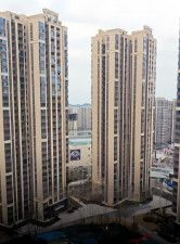 中国四川省の集合住宅で2歳児が転落し、死亡する事故があった。