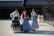 昨年、韓国の女性賃金労働者数が歴代最高となったものの、男女賃金格差はOECD加盟国で1位を占めるなど依然開きがある。韓国は高齢者の貧困率もOECDワーストだ。写真は韓国女性。