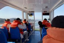 中国河北省秦皇島市の川で13日午後2時半ごろ、遊覧船が突風を受け転覆し、投げ出された31人のうち12人が死亡した事故で、この遊覧船は違法に改造された「闇遊覧船」だったことが分かった。