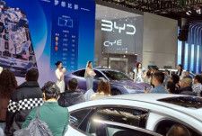 中国国営中央テレビ（CCTV）などを運営する中央広播電視総台（CMG）は14日、米国はなぜ「中国生産能力過剰論」を頻繁に誇大宣伝するのかとする記事を配信した。写真はウルムチの自動車展示会。