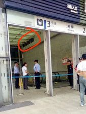 16日、中国メディア・新黄河によると、重慶市のモノレール駅で壁が剥がれ落ちて女性が負傷する事故があった。