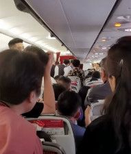 飛行機搭乗後2人分の座席に横になり起き上がらず、離陸できず他の乗客ら「降りろ」大合唱―中国