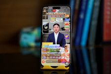 電子商取引大手「京東」の調達・販売ライブ配信スタジオに創業者の劉強東氏のAIデジタルヒューマンが登場し、食料品から家電、書籍まで「自ら」商品のセールスを行った。