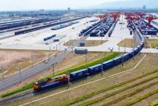 今年第1四半期、のエレンホト通関地を経由して中国を出入国した国際定期貨物列車「中欧班列」の貨物輸送量が前年同期比3．85％増の81万5000トンとなり、列車の運行本数は同7．5％増の802本となった。
