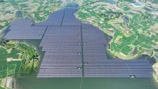安徽省合肥市肥東県古城鎮蒋集ダムにある漁光互補発電所では、太陽光発電パネルが水面にびっしりと設置されており、ユニークな農村の景色が広がっていた。
