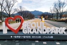 韓国では先ごろ中国に返還されたジャイアントパンダのフーバオを惜しんで、「再び賃貸してほしい」とする請願が発生した。写真はフーバオを呼び寄せてほしいとの声が寄せられたソウル大公園。