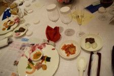 在日コリアンの友人の結婚披露宴に参加した。テーブルは一見日本の結婚披露宴のようだがキムチがある。いつも外で食べるキムチとは段違いのおいしさだ。
