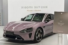 中国家電・スマホ大手シャオミの雷軍CEOは23日の投資家会議で、同社の電気自動車参入第1弾モデルとなる小型セダン「SU7」について、20日の時点で確定注文が7万台を超えたと語った。