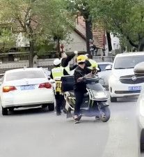 中国天津市和平区の交差点で17日午後6時40分ごろ、交通整理をしていた補助警察官2人が、仕事上の問題をめぐって意見が対立し、殴り合うということがあった。