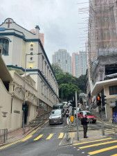 セントラルは「香港の心臓部」と称される都市機能の中心地で、高層ビルや古い建物が混在している。