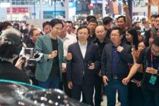 26日、北京モーターショーでシャオミの雷軍CEOとBYDの王伝福董事長が交流した。