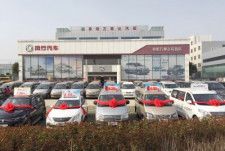 独ドイチェ・ヴェレの中国語版サイトは、中国について「自動車市場の需要を喚起するため、商務部が、古い車を下取りに出して新しい車を購入する消費者に最大1万元の補助金を支給する政策を発表した」と報じた。