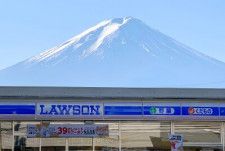 29日、韓国・イーデイリーは「富士山がコンビニエンスストアの背後に見えることで有名になった絶景スポットに、マナー違反の観光客が押し寄せたため目隠しの幕が張られる予定だ」と伝えた。