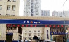 中国湖南省の瀟湘晨報は29日、警察官が救助した「流れ者」は21年間逃亡を続けた殺人犯だったとする記事を配信した。