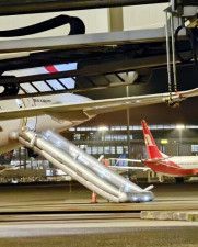 上海浦東国際空港に着陸した中国東方航空の旅客機の緊急脱出スライドが開くトラブルがあった。