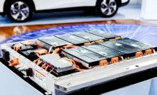 鳳凰網はこのほど、新エネルギー車のバッテリーのリサイクルの問題点について、健全化を図るよう提言する記事を掲載した。写真は電気自動車（EV）バッテリー。