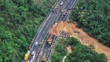 中国・広東省梅州市で発生した高速道路の崩落事故による死者が36人に増加した。