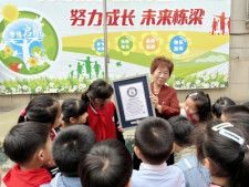 浙江省麗水市内にある育英小学校の国語教師の葉玉英さん（80歳）がこのほど、「職歴最長の語学教師」としてギネス世界記録に認定された（写真）。