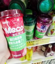 東京都内にある中国系スーパーで販売されていた中国ミルクティーメーカー「香飄飄」の商品のラベルに、福島原発処理水の海洋放出を批判する内容の日本語と中国語の文言が印字されていた。