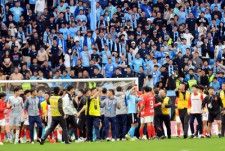 4日に行われたサッカーの中国甲級リーグ第9節の大連英博と広州の試合中、ピッチ上の選手による暴力行為と非スポーツマン行為があり、試合後にも両軍がもみ合いになった。