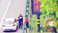 中国湖南省の高速道路上でこのほど、電池切れになった電気自動車の運転者が、ハザードランプを点滅させて車を緊急レーンに停め、ガードレール外の電光掲示板の配電ボックスを開けて車を充電するということがあった。