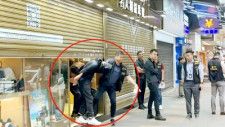 香港・尖沙咀の海防道で7日正午前、時計・宝飾店「名人站」に鋭利なナイフやハンマーなどを持って押し入った5人組の男が、情報提供を受けて張り込んでいた香港警察刑事情報科の警察官らにその場で逮捕された。
