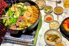 低価格の中国産食品が急速に韓国の食卓に進出している。品目はキムチ、キャベツ、パン、ラーメン、麻辣ソース、コメ菓子など多岐にわたる。写真は韓国の食卓。