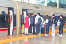香港メディアの香港01は9日、中国の国有鉄道会社・中国国家鉄路集団の純利益が33億元（約725億円）を記録する一方で、高速鉄道で黒字が出ているのは主要6路線のみだと指摘した。