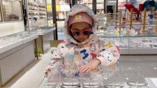 9日、香港メディア・香港01は、中国で「近視抑制メガネ」を装着した女児の視力が悪化したとして、母親がメガネの販売者と製造者を相手取って訴訟を起こしたと報じた。