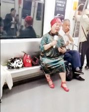 中国のネット上に、地下鉄車内でマイクを手に歌を歌う女性の動画が投稿され、物議を醸した。