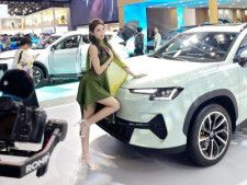 中国各地の自治体が大規模な自動車買い替え・下取り推進政策に乗り出した、と国営メディアが報じた。消費者の需要を喚起し、自動車産業の新たな成長を促すのが狙いだ。写真は北京モーターショー。