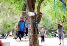 中国・重慶市で「首つりフィットネス」を行っていた男性が死亡したことについて、地元政府がコメントを発した。