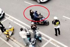 19日、香港メディア・香港01は、貴州省で交通警察官が外国人の交通違反を見逃す映像が拡散して物議を醸したことを報じた。