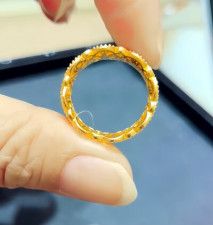 中国・湖南省張家界市の宝飾品店で、金の指輪を床に落とした女性客が賠償金を要求されるトラブルがあった。