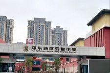 23日、中国メディアの成都商報紅星新聞が、小学生が200メートル走の途中で倒れ病院へ搬送されたものの、20日余り後に死亡したと報じた。写真は鄭東新区雲台小学校。