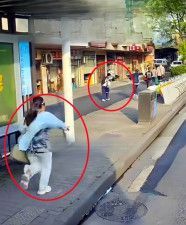 中国・湖南省株洲市の路線バスで少年が大声で電話をしていた女性の携帯電話をごみ箱に投げ捨てる騒動があった。