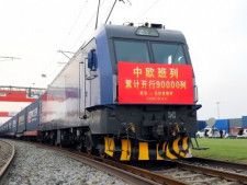 中国と欧州を結ぶ国際定期貨物列車である中欧班列は25日午前8時40分の時点で、運行本数が計9万本を超え、輸送した貨物量は870万TEU、取引額は3800億ドルを上回っています。