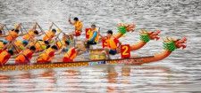 広東省珠海市では25日、2024年広東省ドラゴンボートオープンが開催され、会場は大いににぎわいました。
