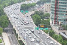 中国の自動車業界団体、乗用車市場情報聯席会のトップである崔東樹氏はこのほど発表した文章で、中国ブランド車の台頭に伴い中国の自動車輸入台数は減少が続いていると説明した。写真は上海市内。