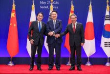 日中韓3カ国の首脳は27日、ソウルで4年半ぶりとなる会談を約1時間半開催。中断している自由貿易協定の交渉再開で合意した。（出典：内閣府 https://www.kantei.go.jp/）