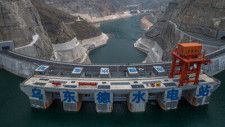 世界最大のクリーンエネルギー回廊の今年第1四半期の累計発電量が520億kWhを超え、中国の経済・社会のグリーン発展に強力なエネルギーを提供しました。写真は烏東徳水力発電所。