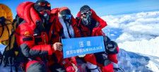 中国メディアの澎湃新聞によると、中国各地から集まった31人全員が5月、北壁からのチョモランマ（エベレスト）登頂に成功した。うち1人は70歳で、中国人による登頂の最高齢記録を打ち立てた。