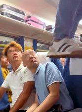 中国の長距離列車内で荷物棚によじ登って横になる男性の動画が物議を醸した。